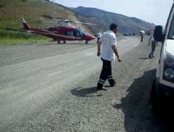 Hava ambulansı karayoluna indi 